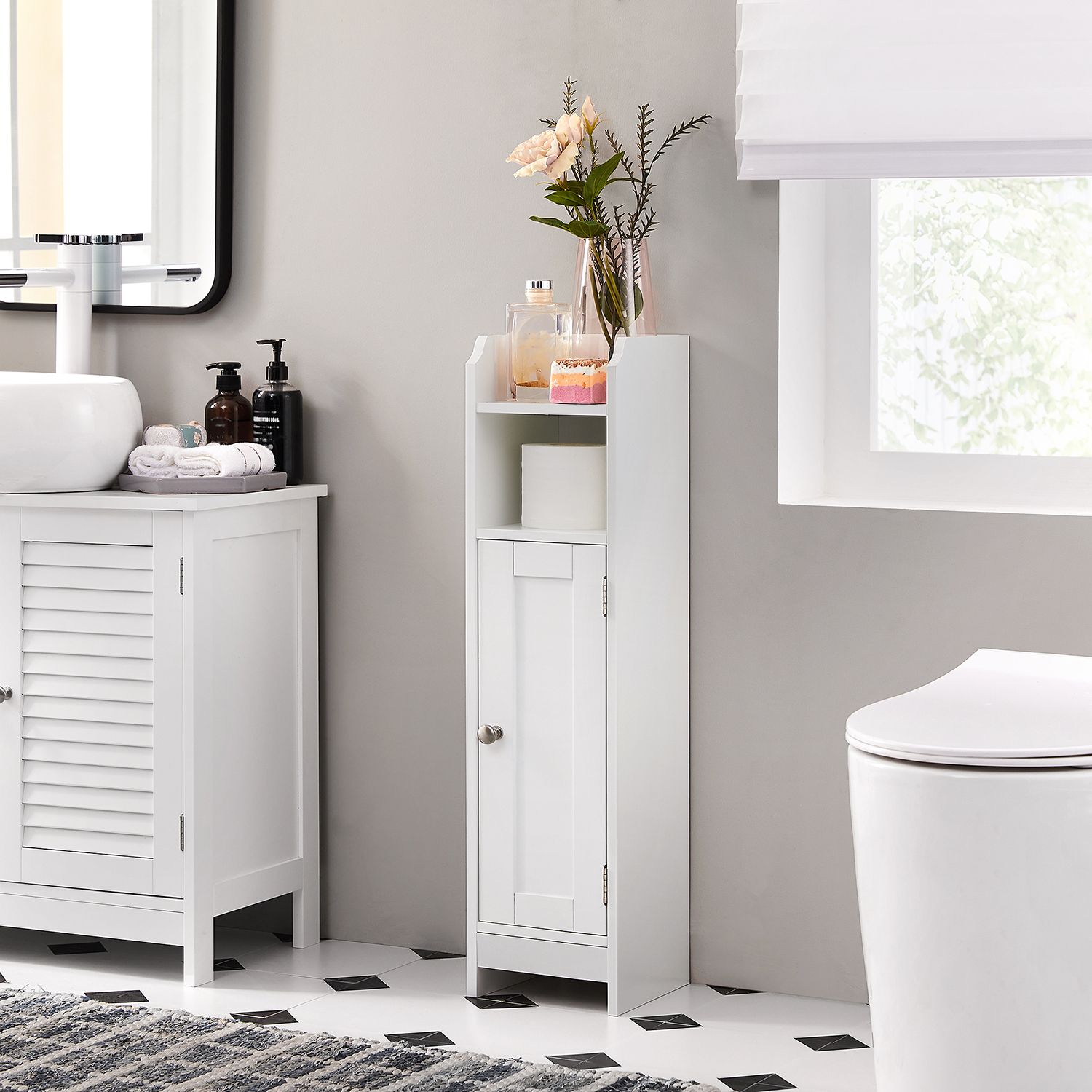 Schmaler Badezimmerschrank mit Tür