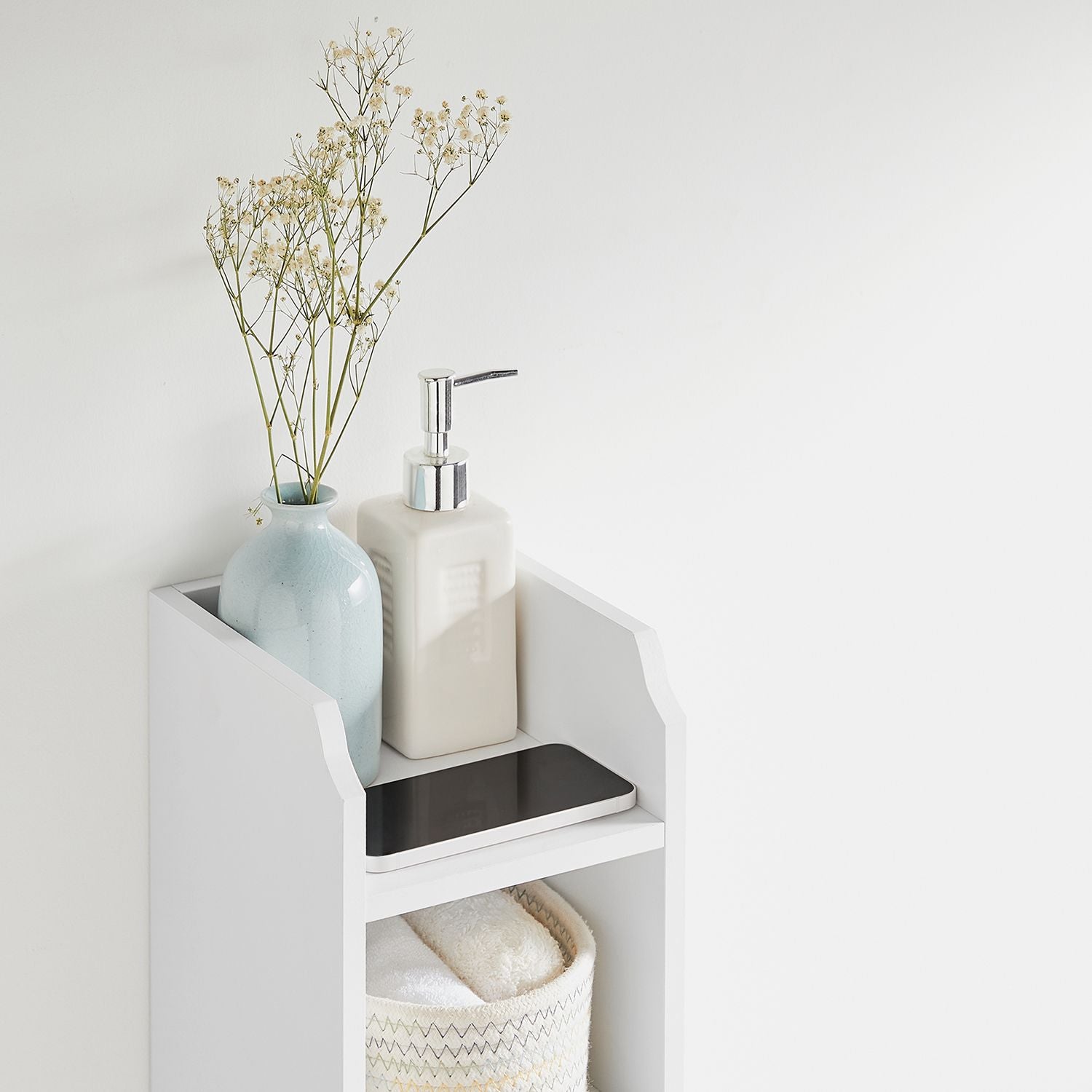 Schmaler Badezimmerschrank mit Tür