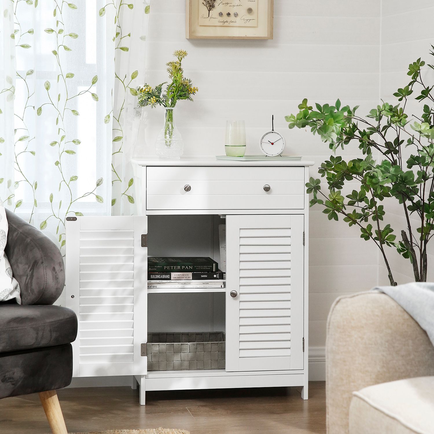 Badezimmerschrank mit Lamellentüren
