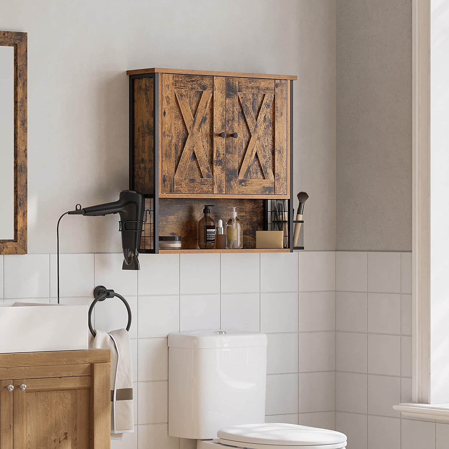 Wandschrank im Badezimmer