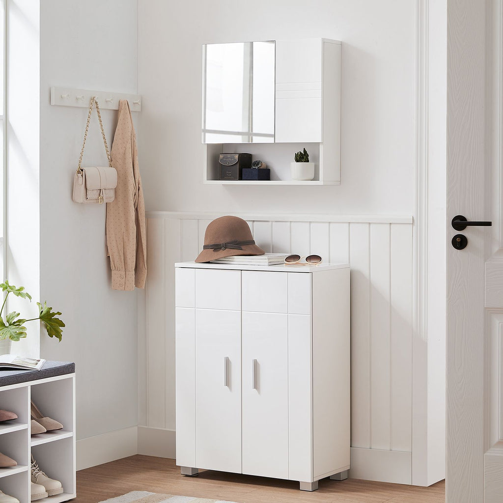 Badezimmerschrank mit verstellbaren Regalebenen
