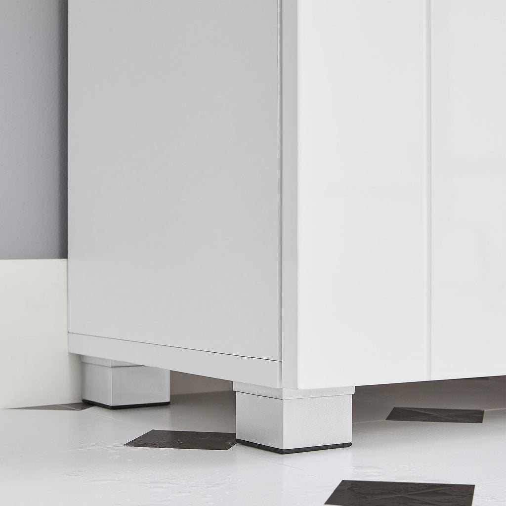 Badezimmerschrank mit verstellbaren Regalebenen