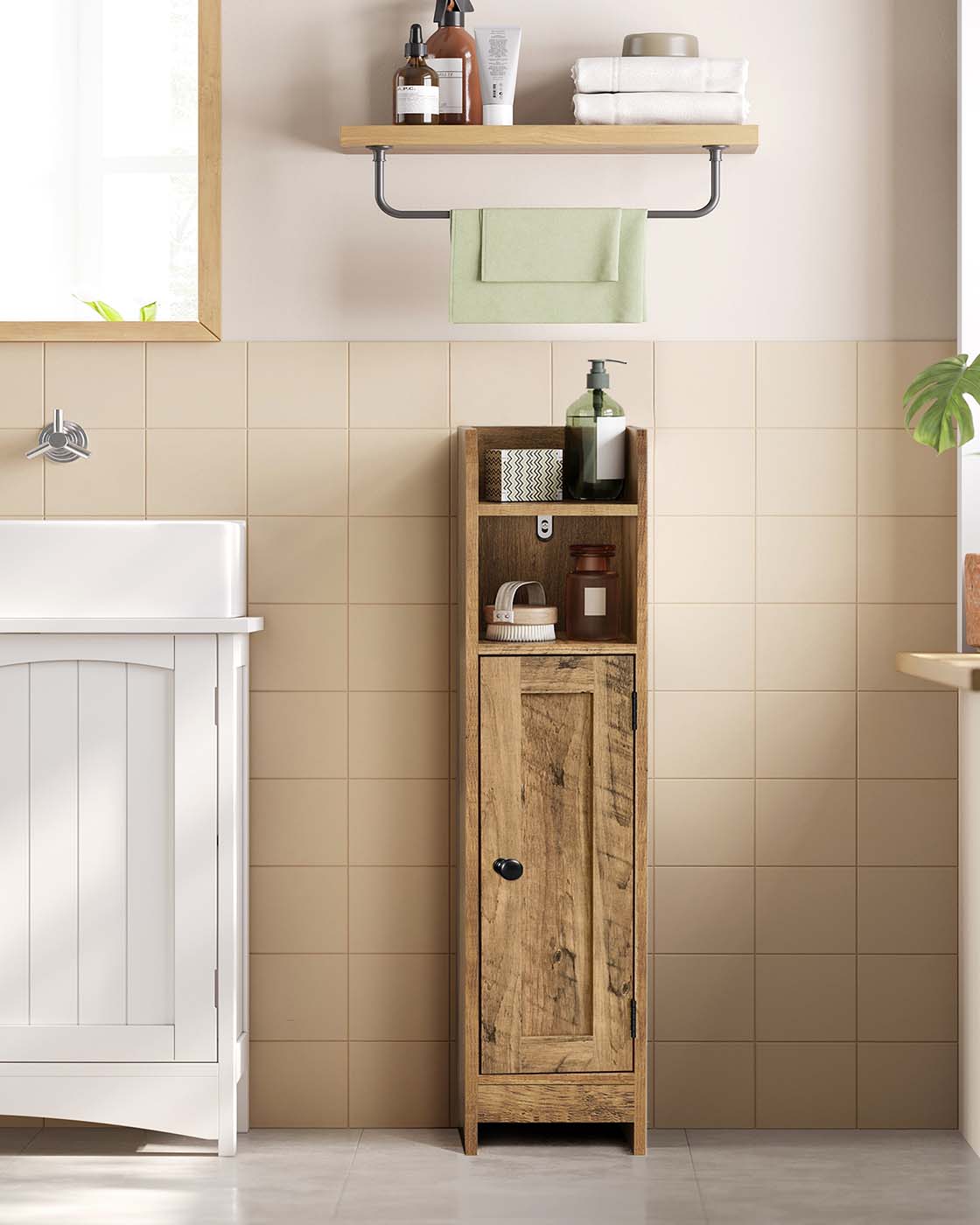 Schmaler Badezimmerschrank mit Tür und Regal für kleines Bad