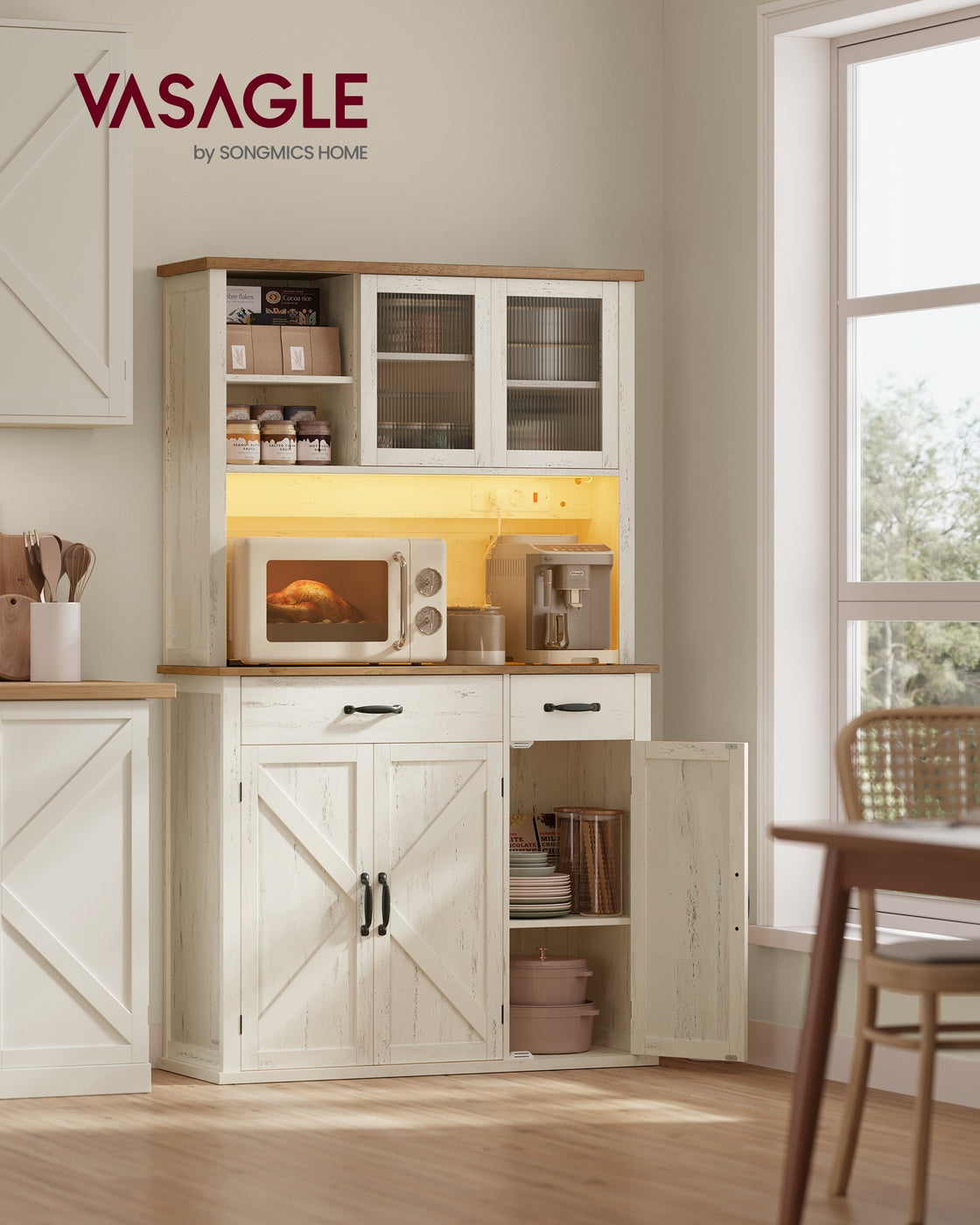 Sideboard mit Beleuchtung und Ladestation im Landhausstil