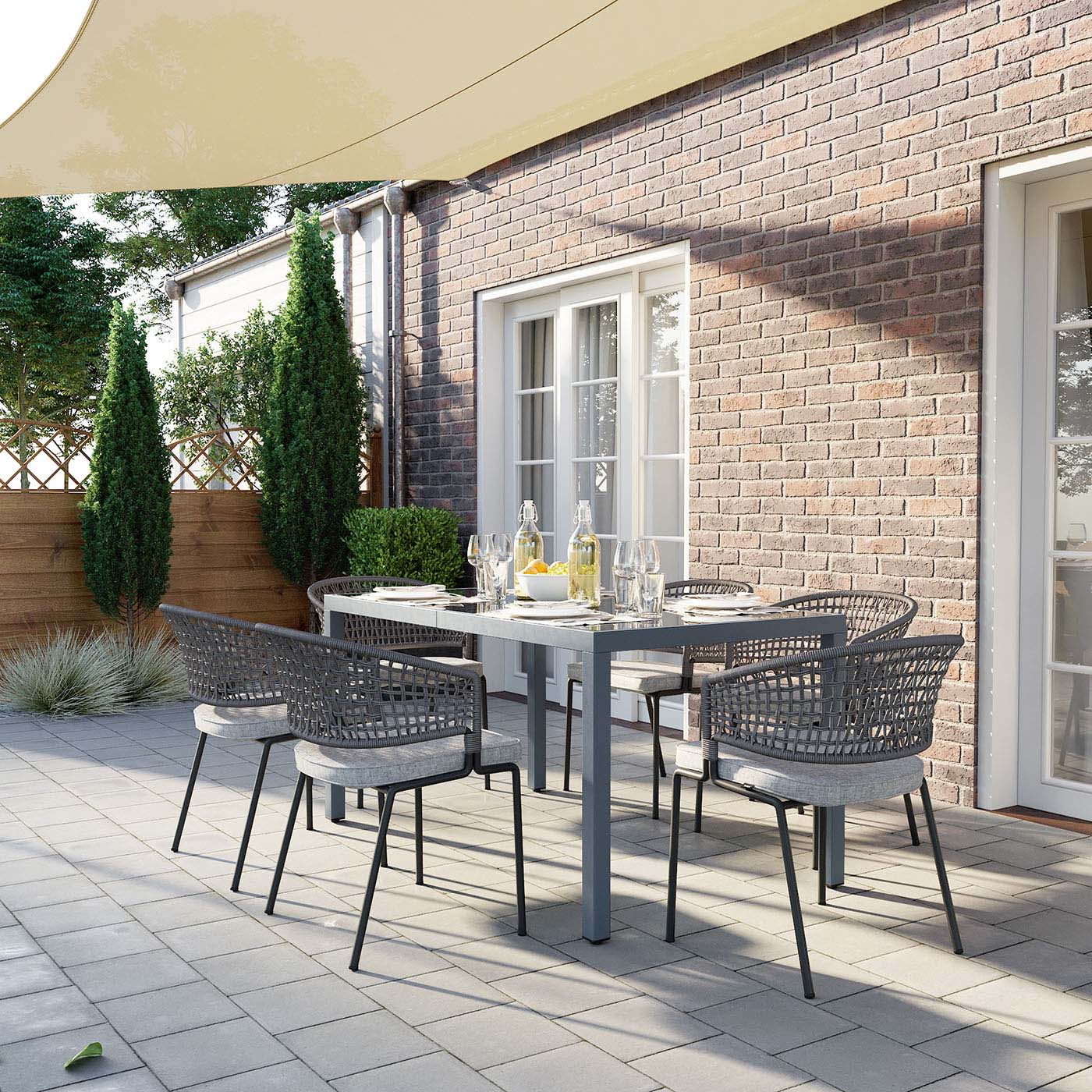 Großer Gartentisch mit Glas Grau