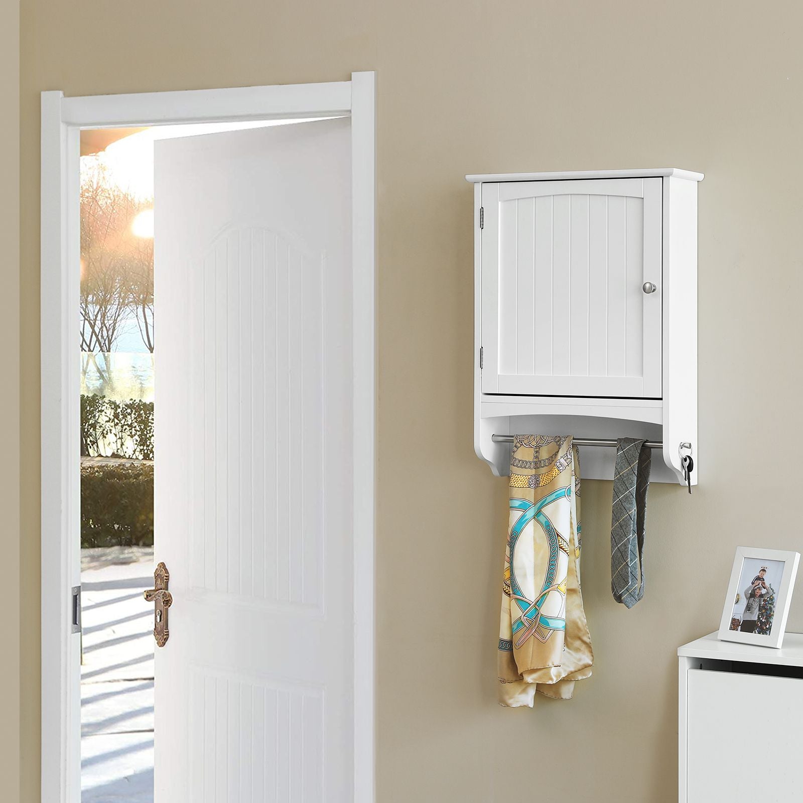 Hängeschrank mit Handtuchstange