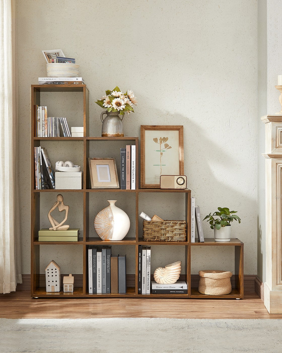 Bücherregal mit 10 Würfeln