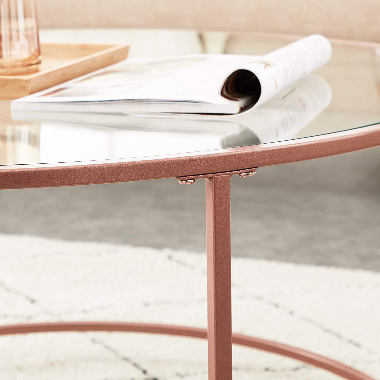Glastisch mit Metallgestell