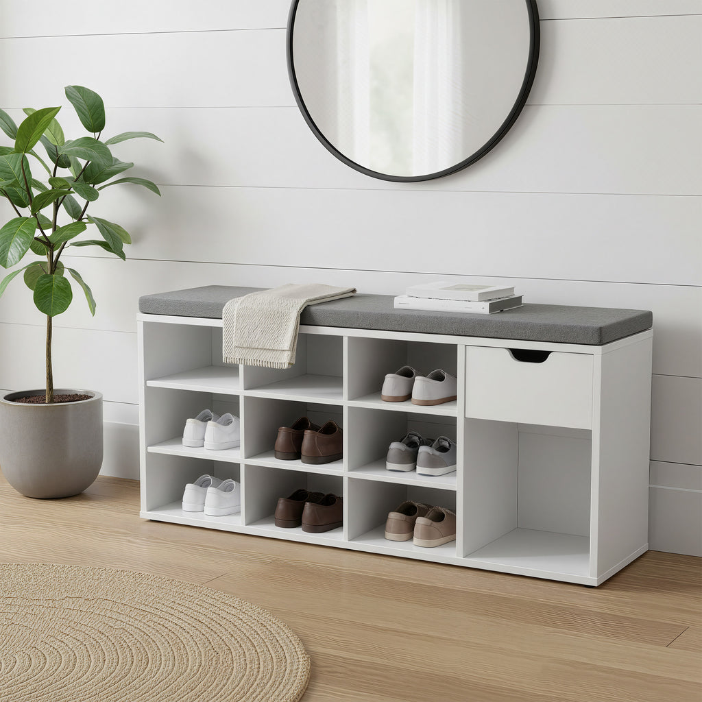 Sitzbank mit gepolstertem Sitz, Schuhregal mit Schublade und offenen Fächern, Flur