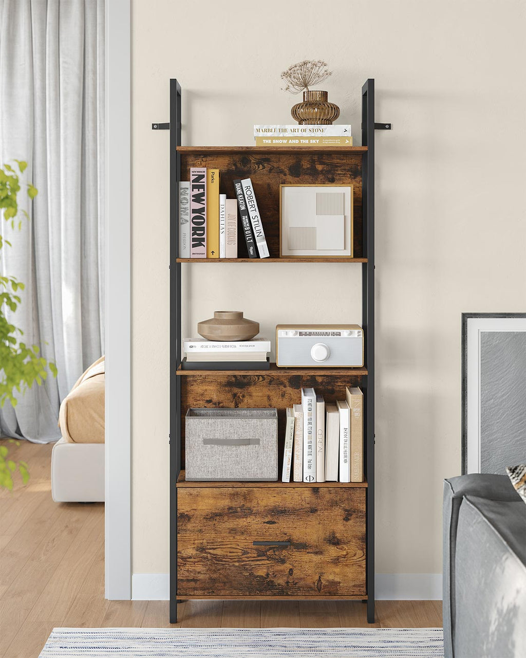 Bücherregal mit Schublade und Stahlrahmen im Industrial Design