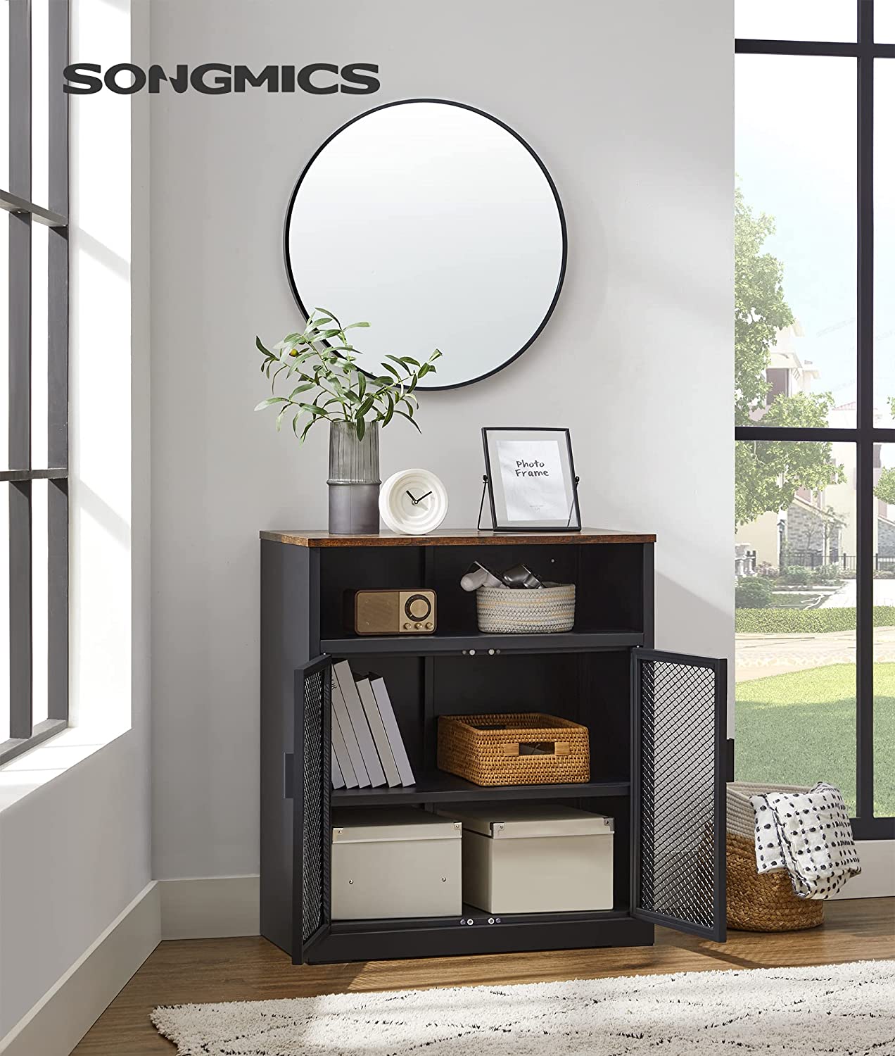 Sideboard mit verstellbarer Ablage