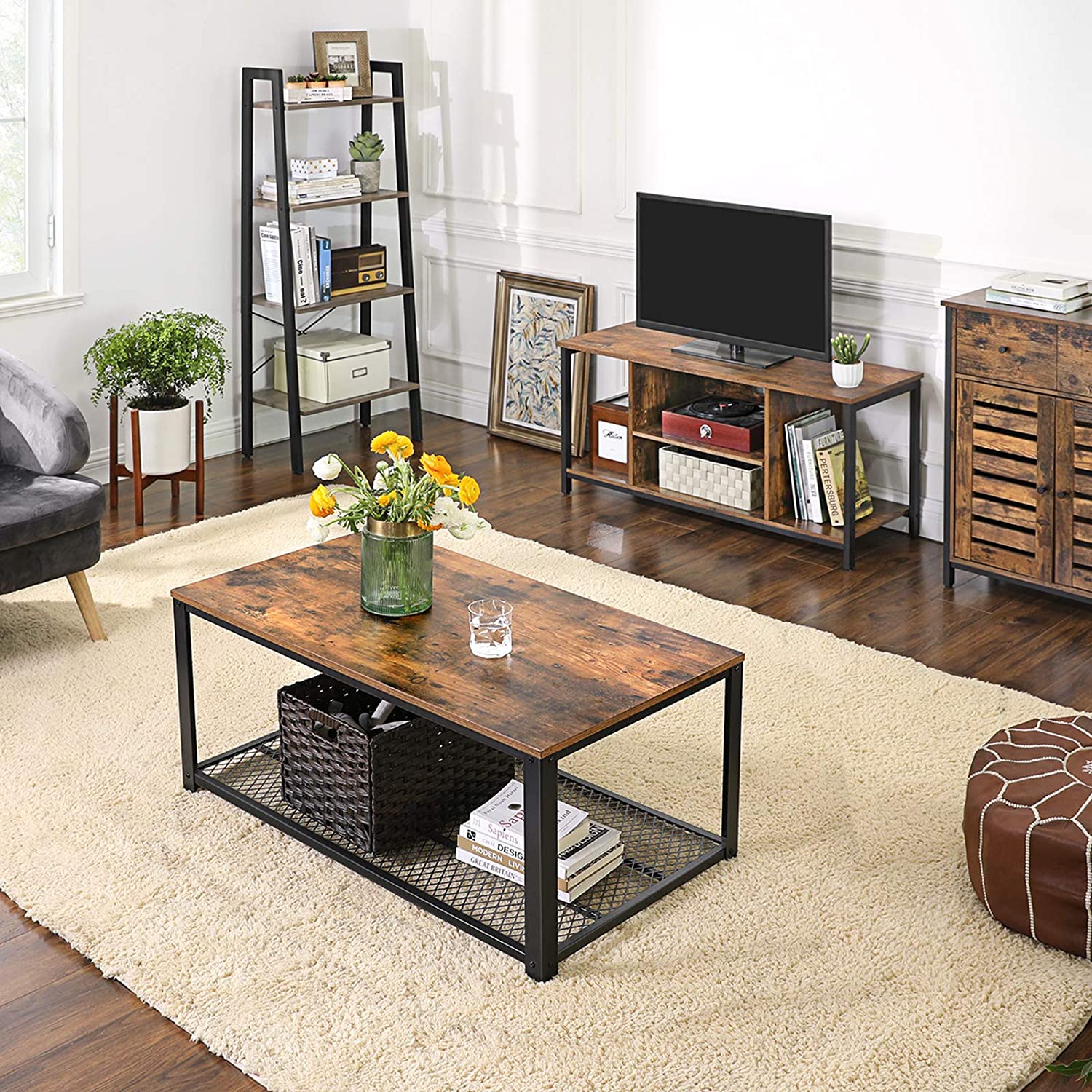 TV-Schrank mit offenen Fächern