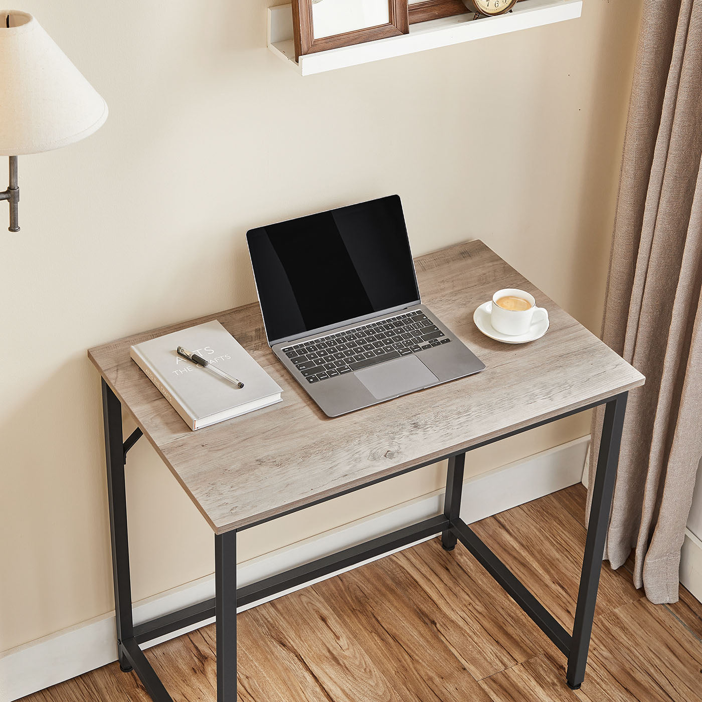 Schmaler Bürotisch im Industrie-Design