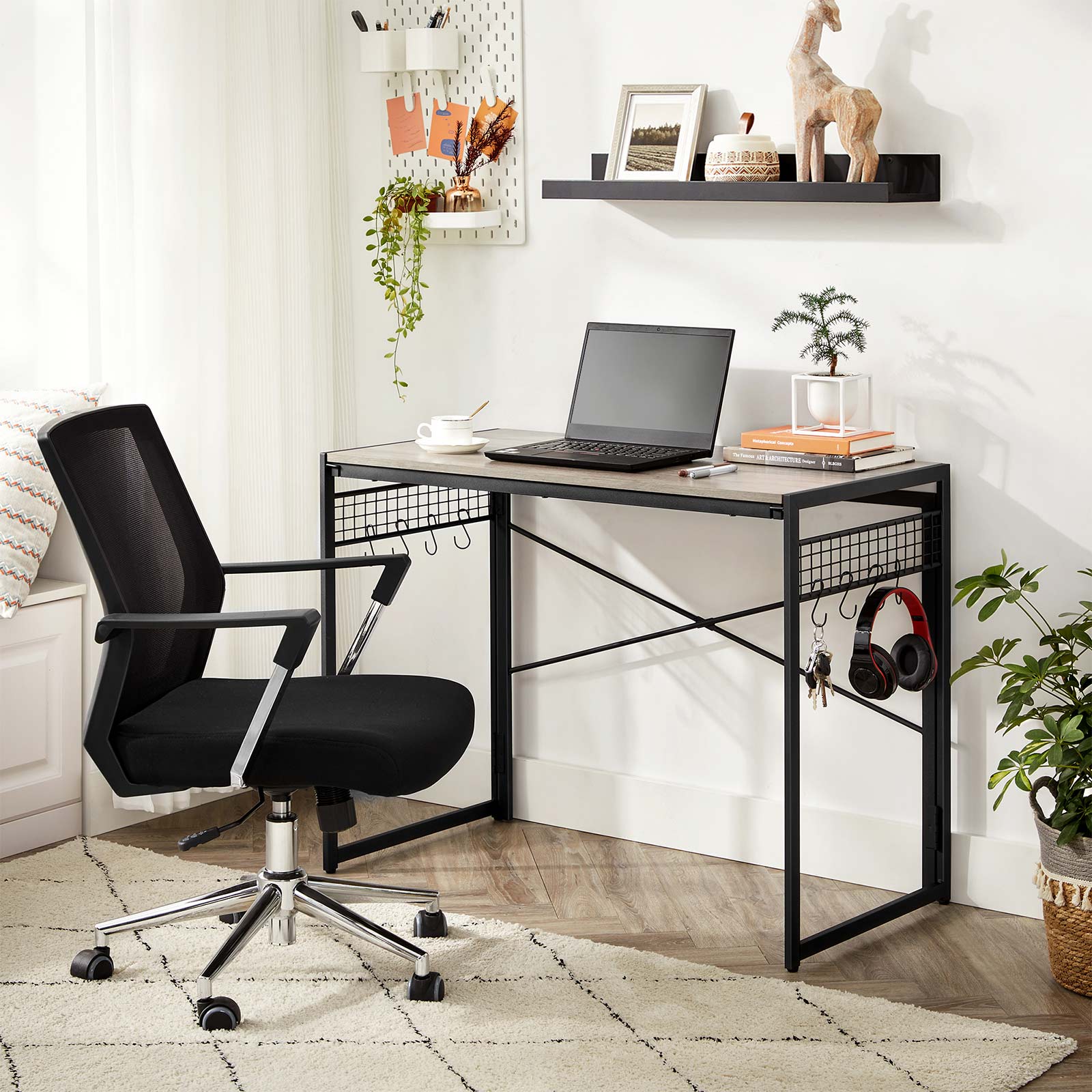 Schreibtisch mit Metallgestell