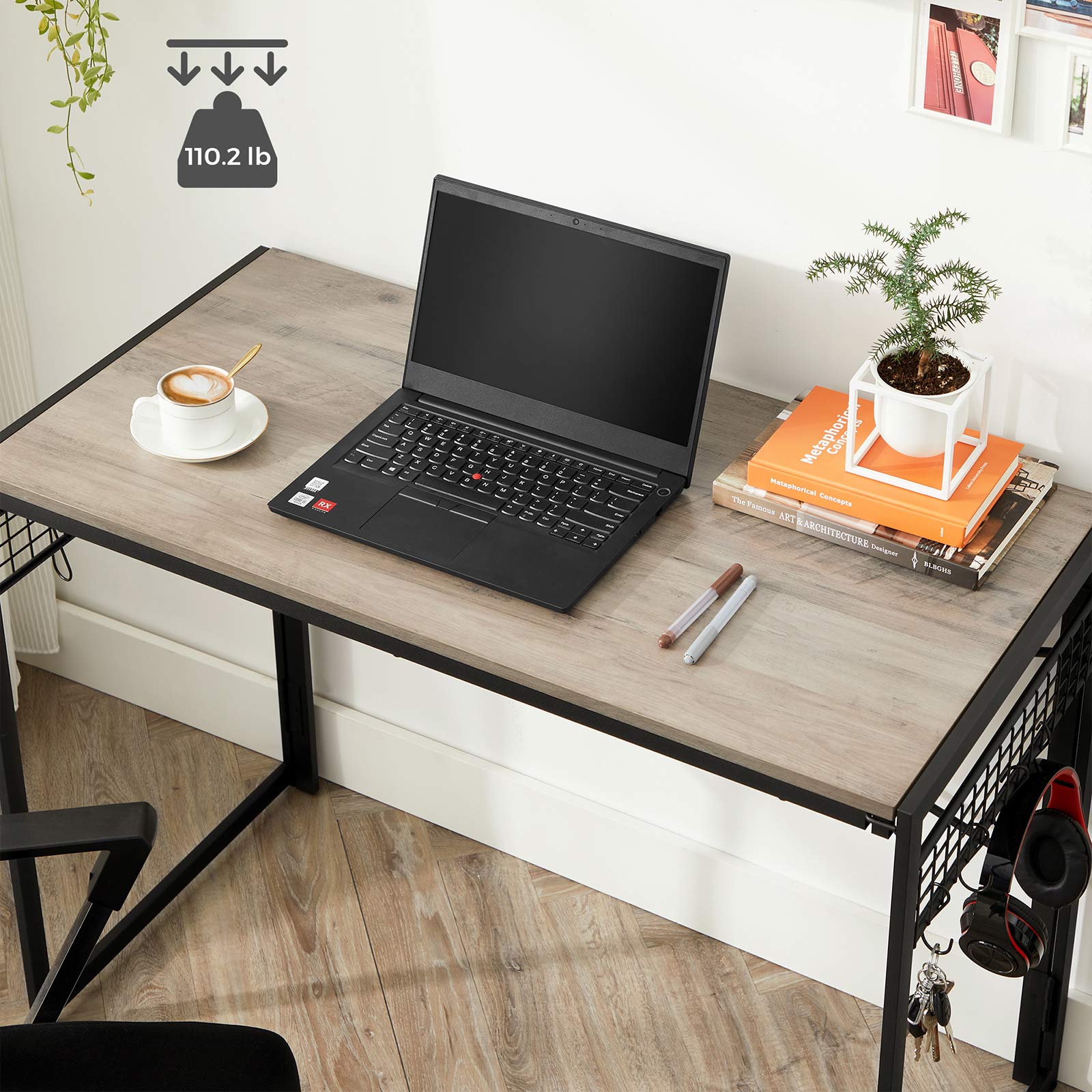 Schreibtisch mit Metallgestell