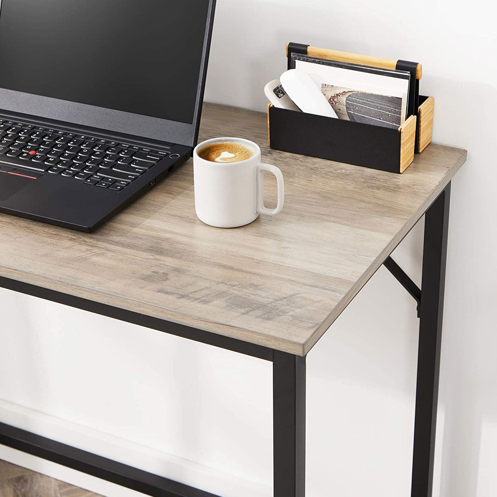 Schreibtisch mit Metallgestell