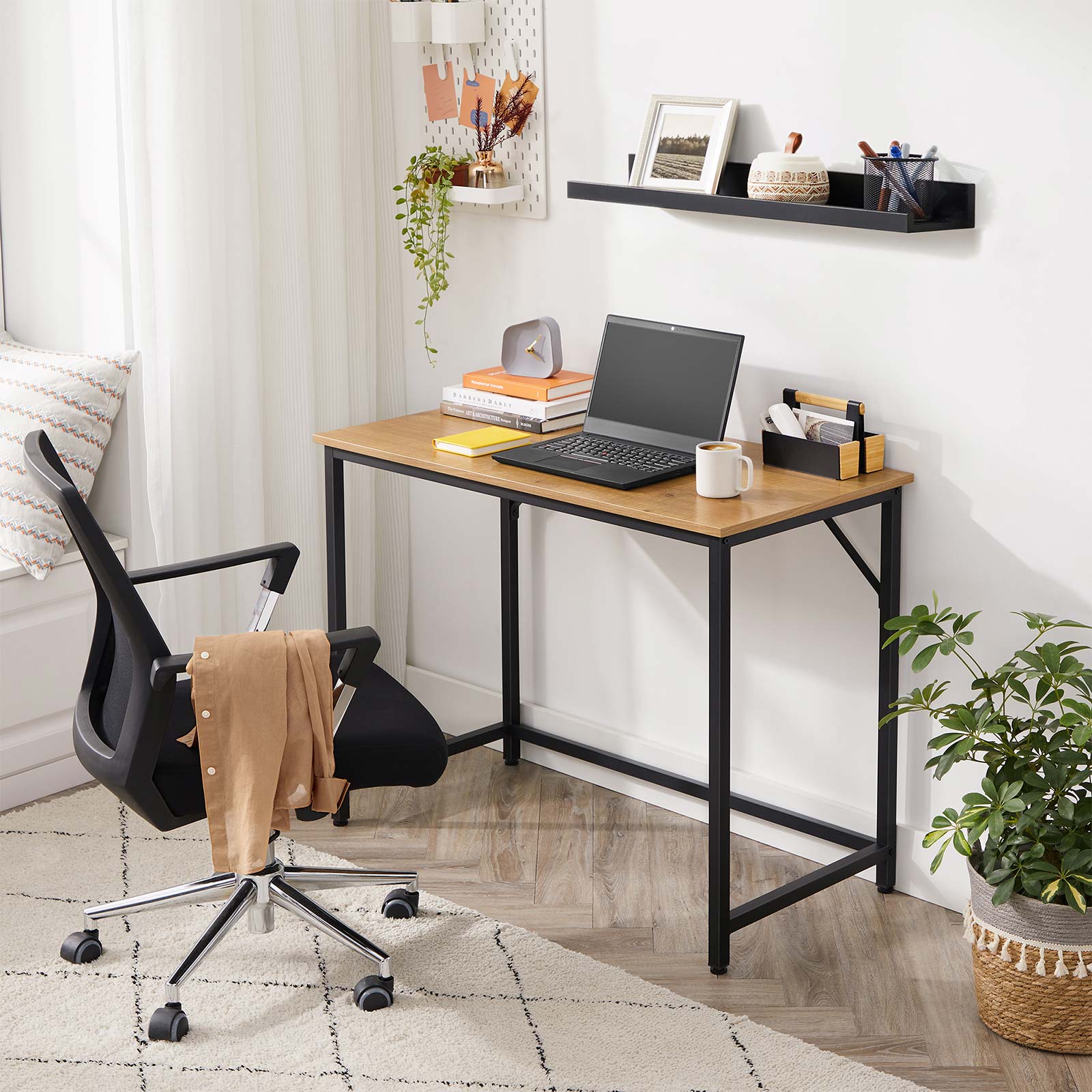 Schreibtisch mit Metallgestell