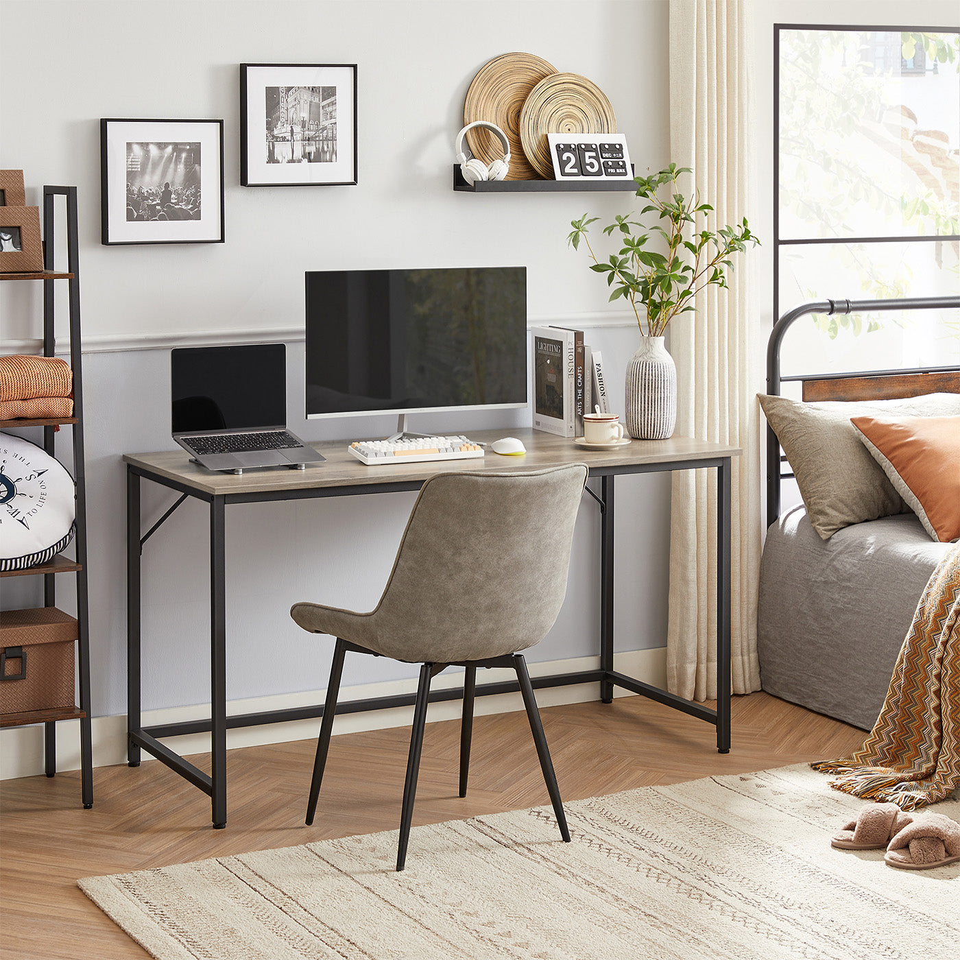 Schmaler Bürotisch im Industrie-Design