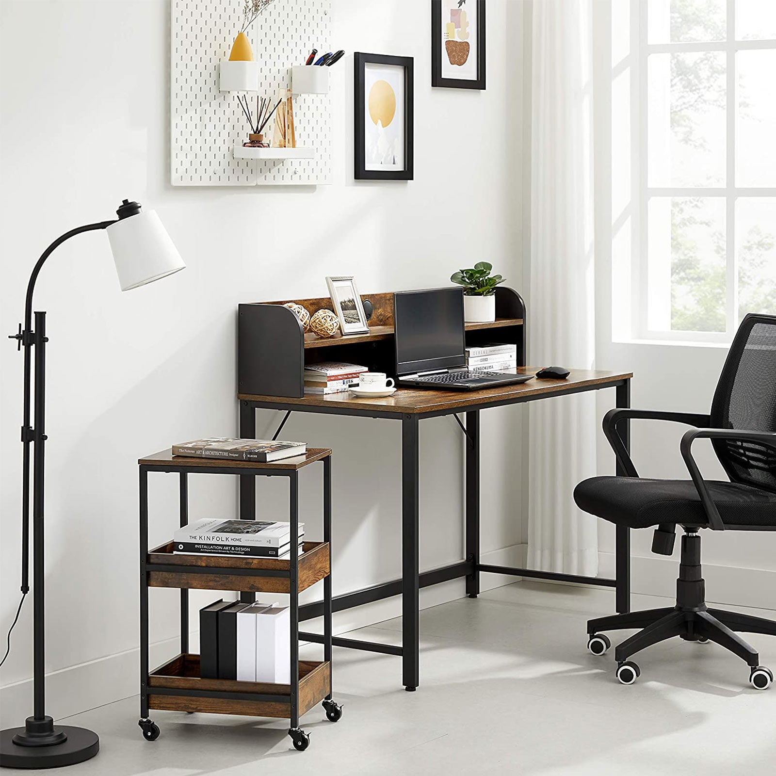 Schreibtisch mit Monitorständer