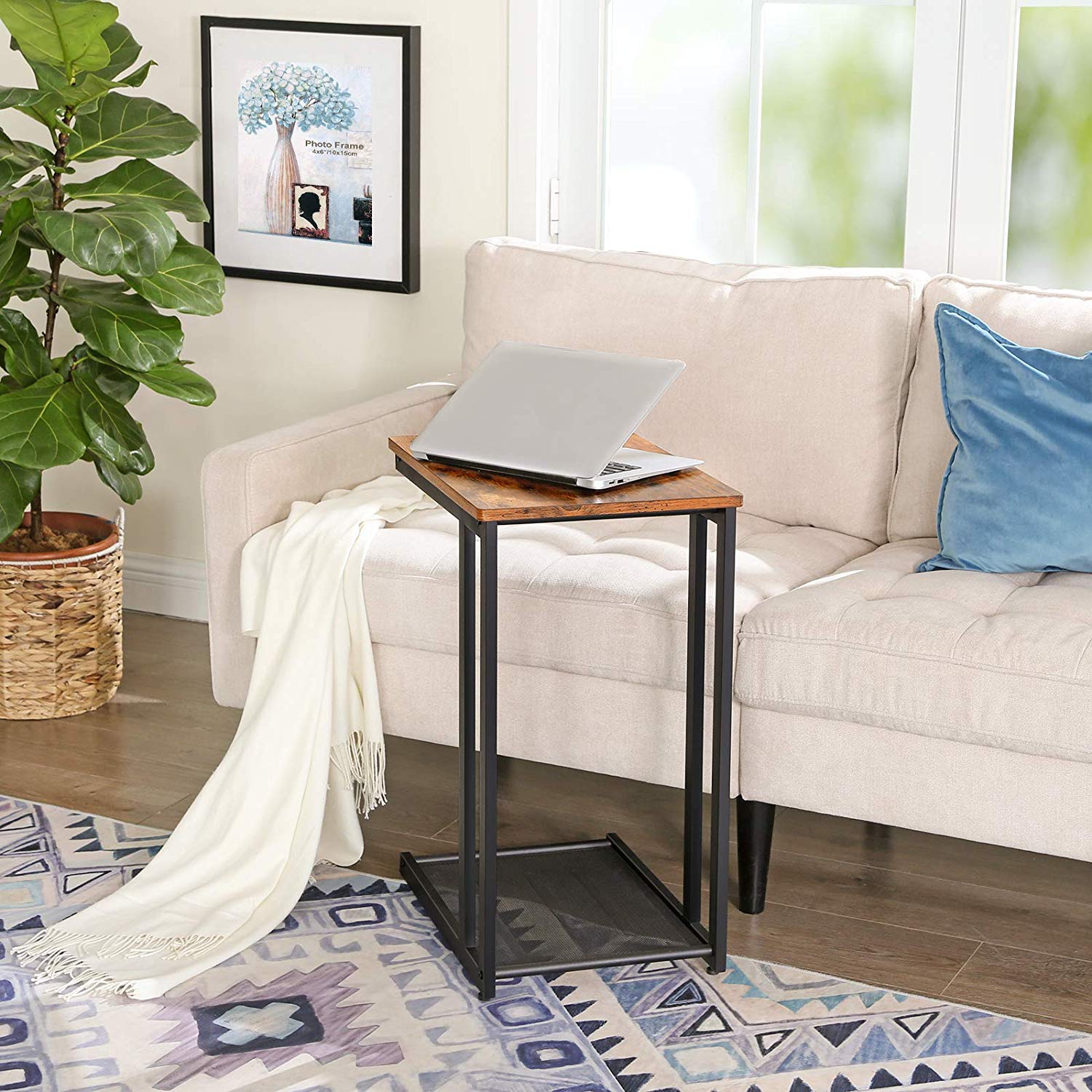Unters Sofa schiebbarer Beistelltisch