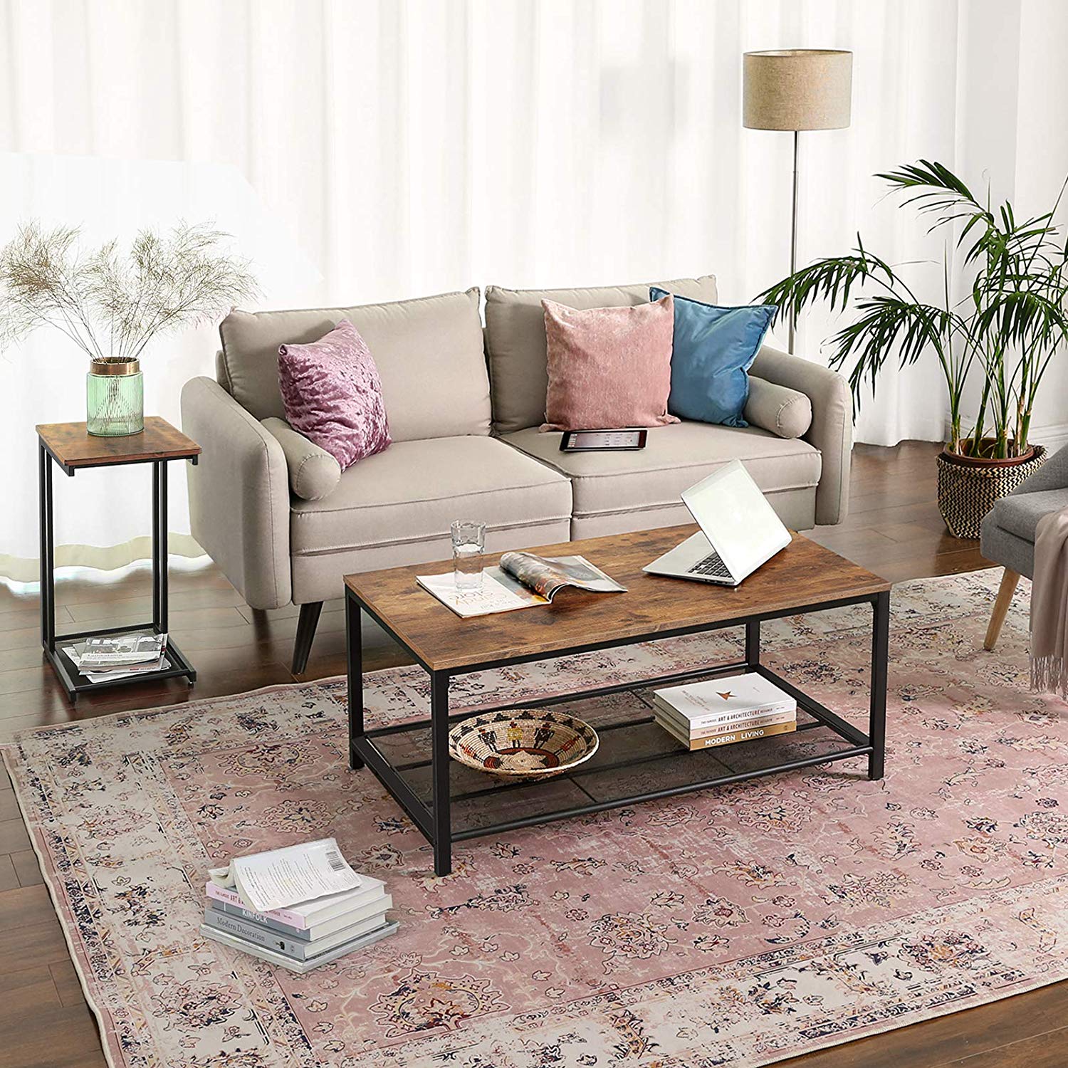 Unters Sofa schiebbarer Beistelltisch