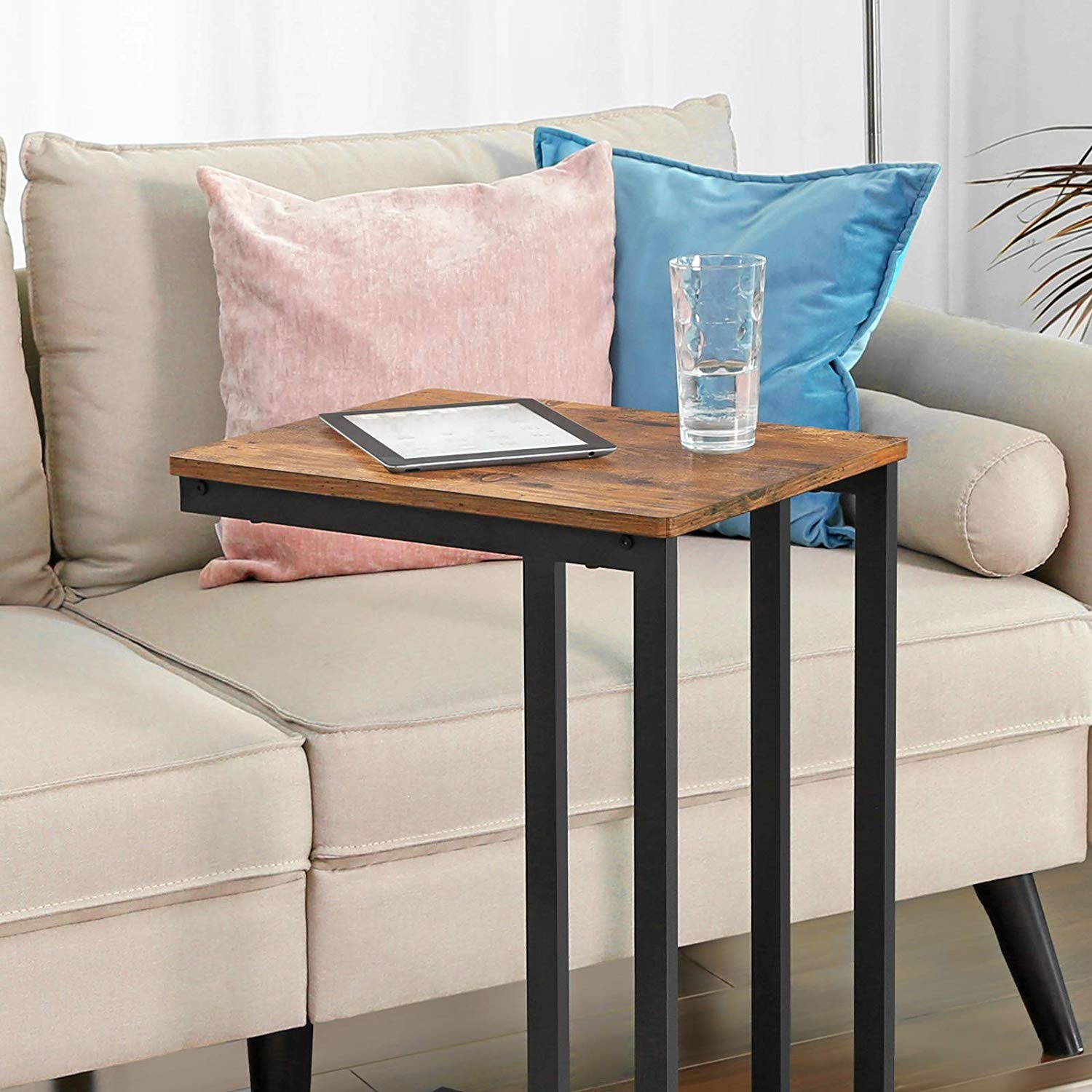 Unters Sofa schiebbarer Beistelltisch