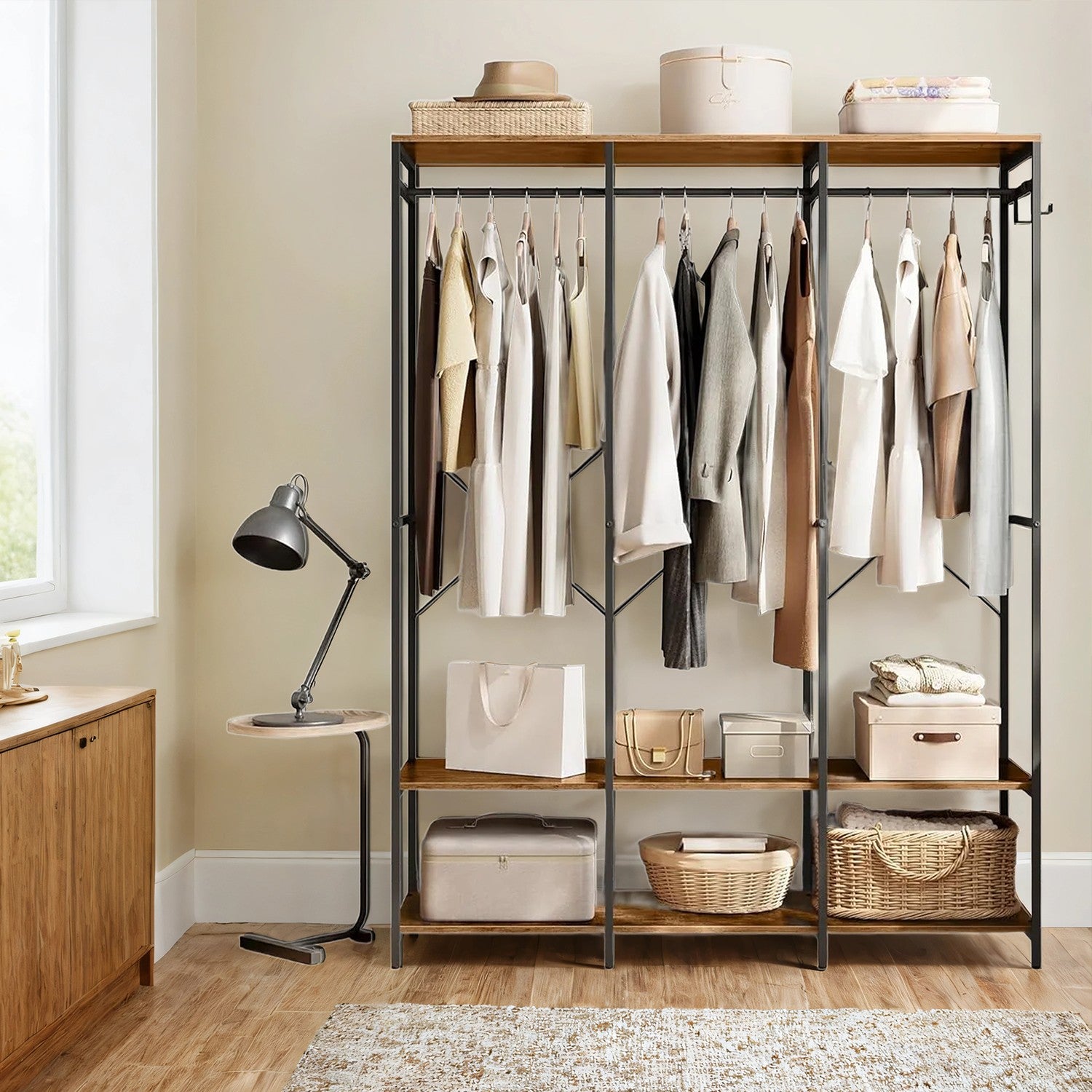 Kleiderschrank offen, Kleiderständer, Garderobe mit Kleiderstange