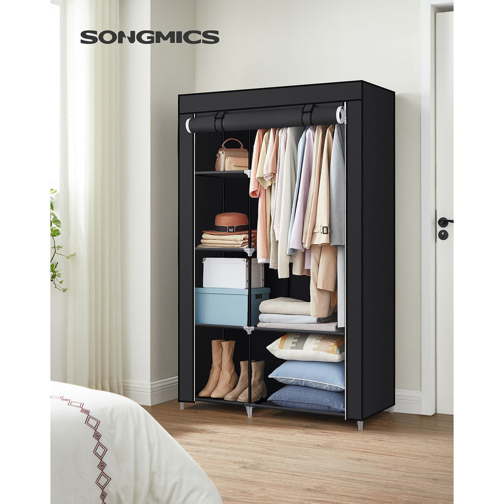 Stoffschrank mit Kleiderstange