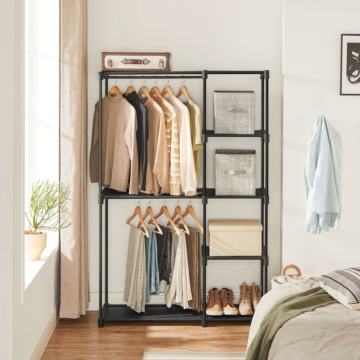Offener Kleiderschrank