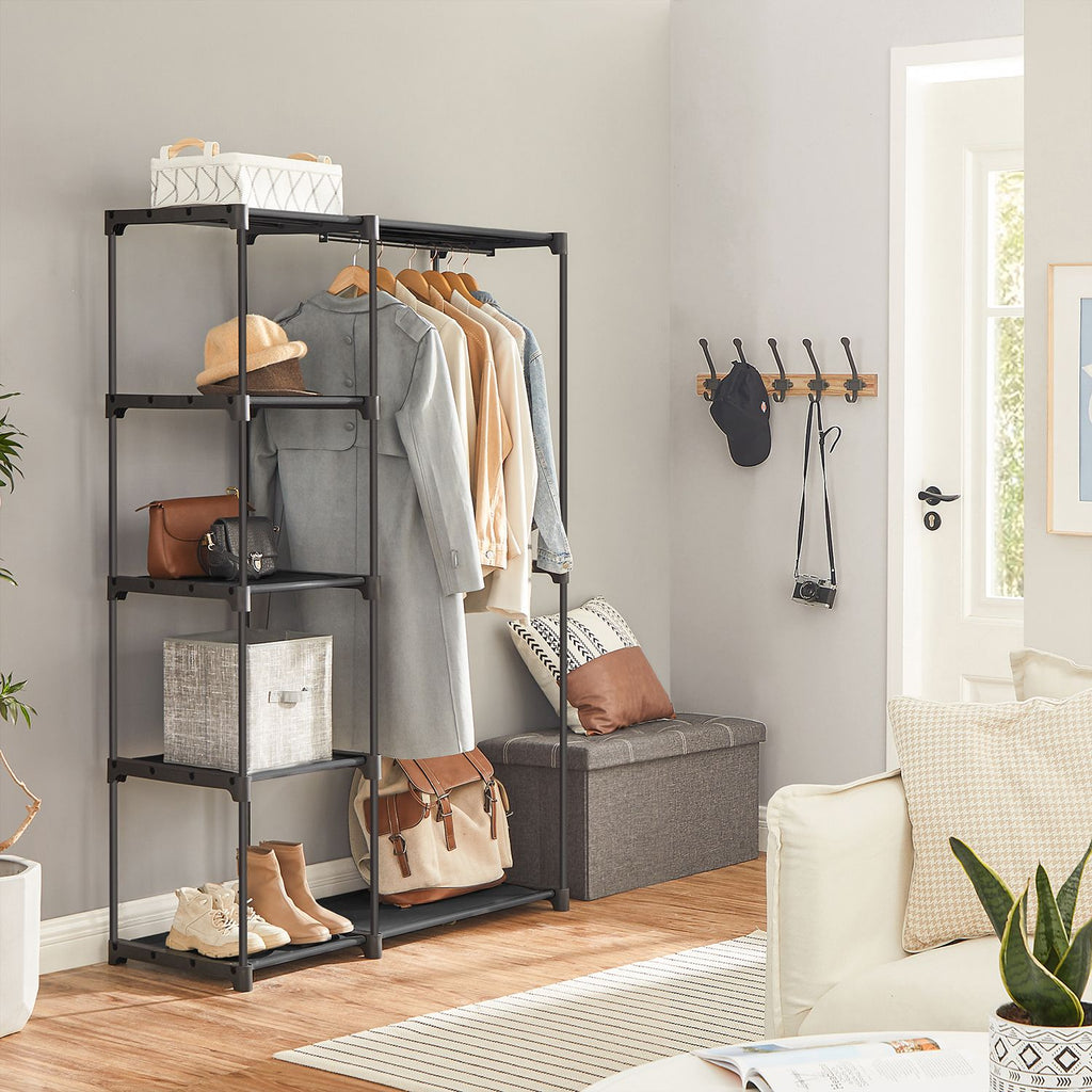 Offener Kleiderschrank