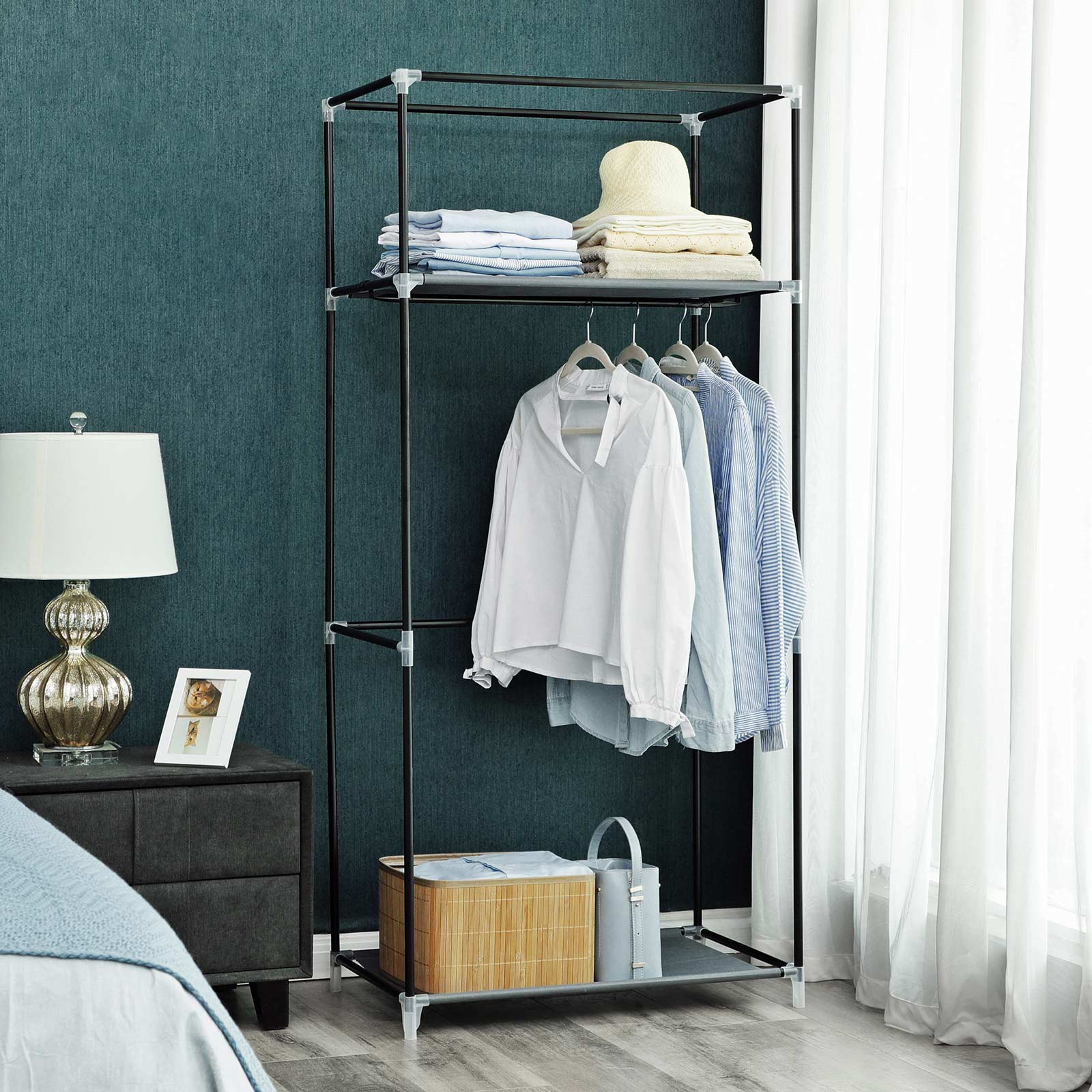 Faltschrank mit Kleiderstange