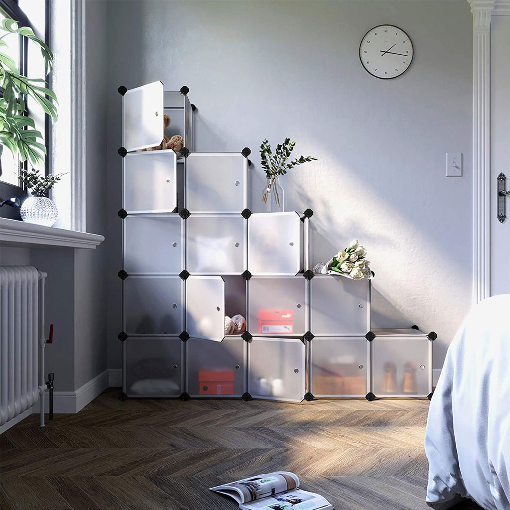 Regalsystem mit 16 Würfeln