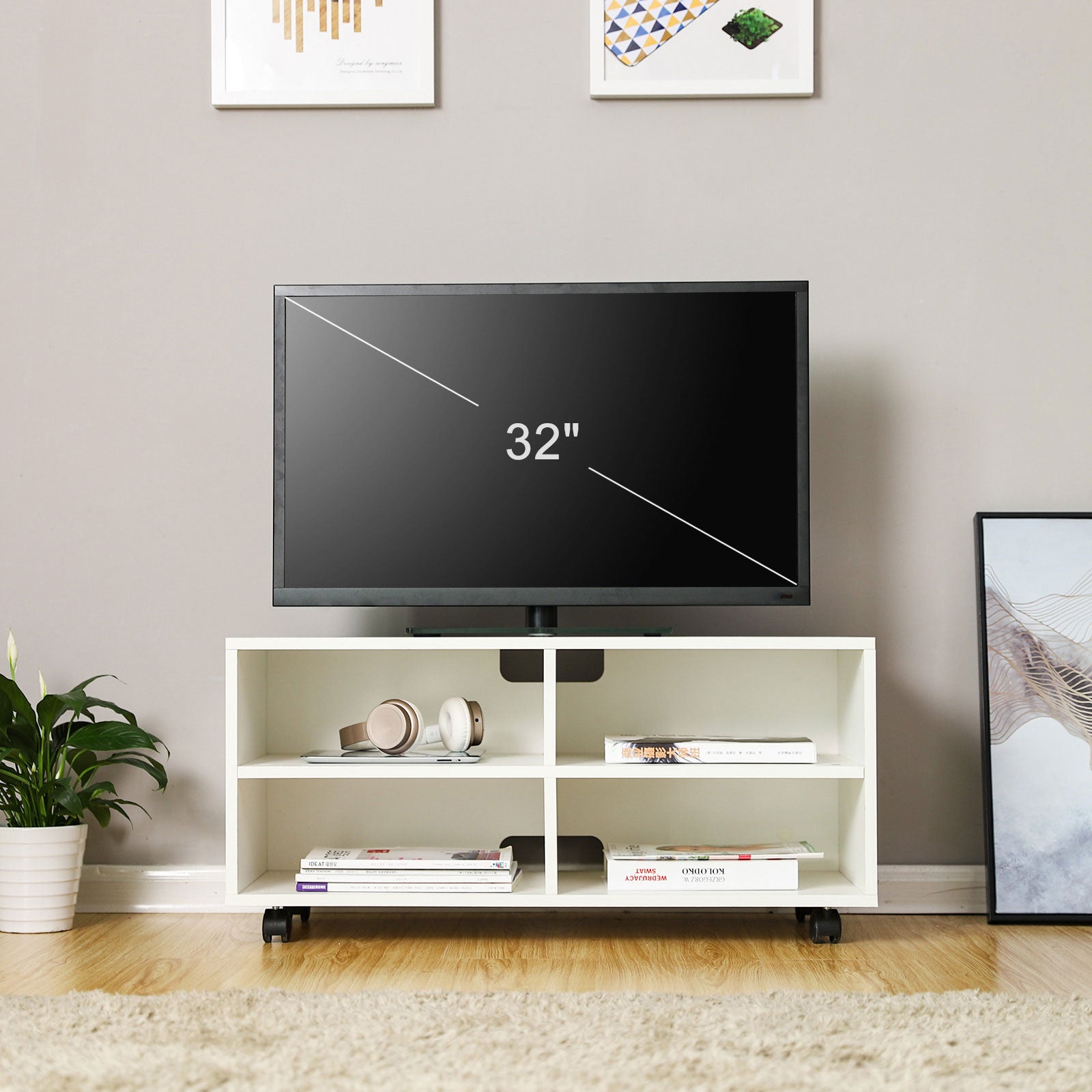 Schlichtes TV-Lowboard auf Rollen