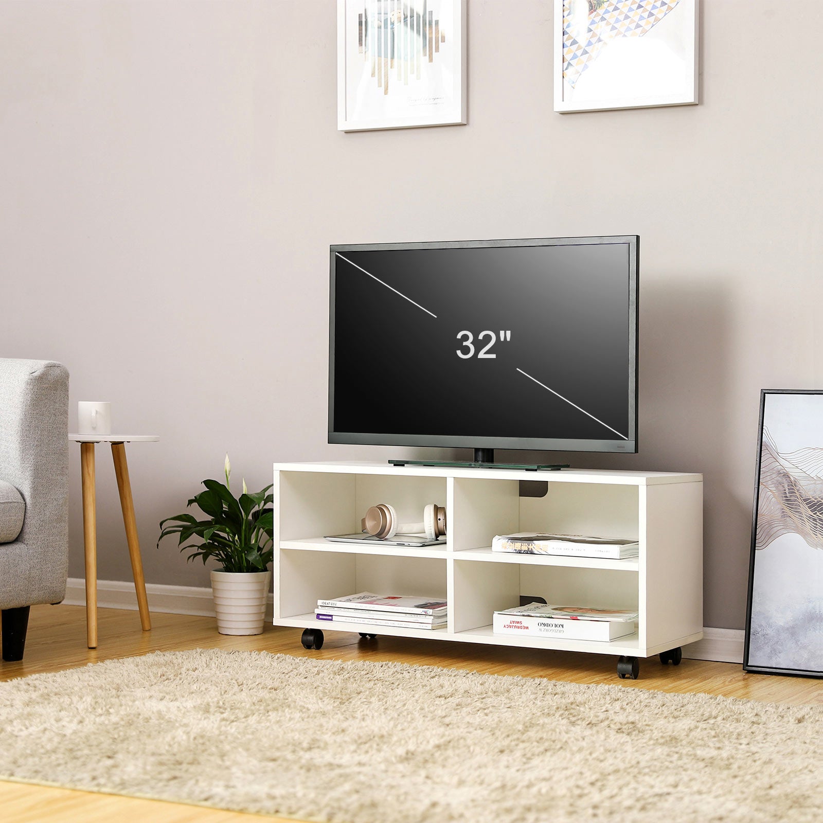 Schlichtes TV-Lowboard auf Rollen