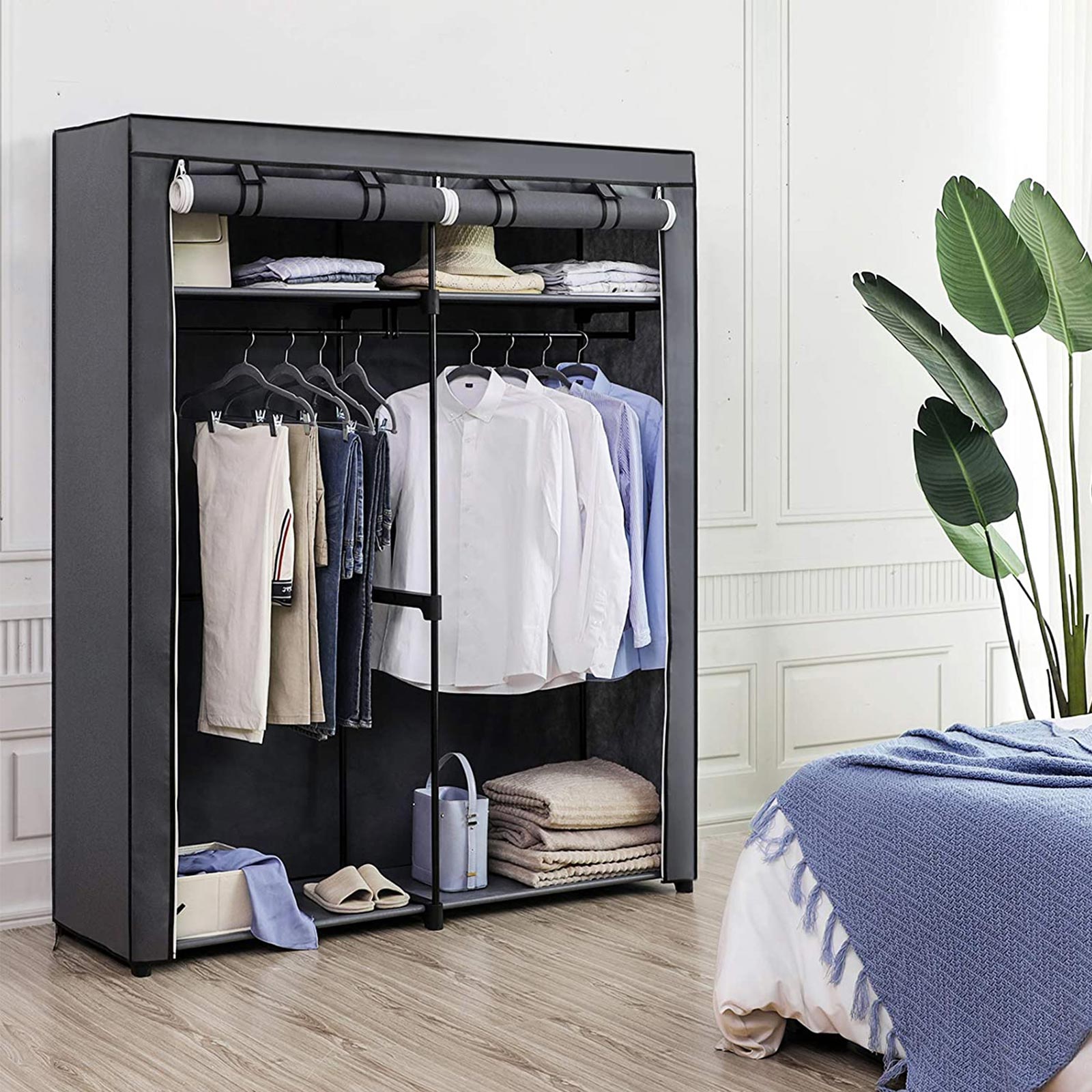 Stoffschrank mit Kleiderstangen